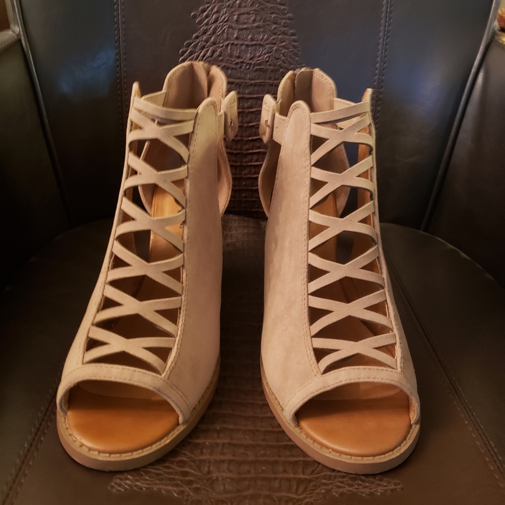 Shoes - Picture 3 of 4